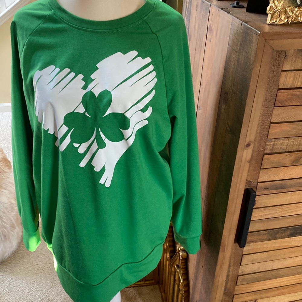 Shamrock sweatshirt green and white size large